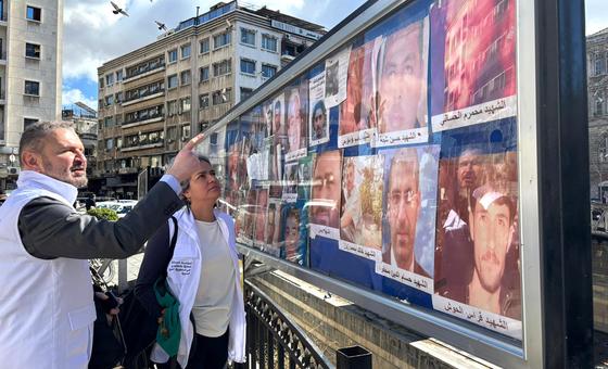Karla Quintana (au centre), Cheffe de l'Institution indépendante sur les personnes disparues en Syrie, visite la place Al Marjeh à Damas, un lieu où les familles de personnes disparues exposent des photos dans l'espoir de retrouver leurs proches.